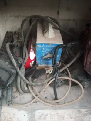 ماكنة لحام مع كوابل