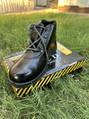 Safety shoes Brand New for workers أحذية أمان جديدة للعمال