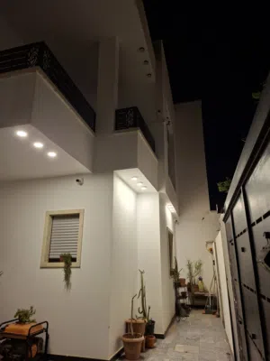 منزل للبيع في عين زارة من المالك