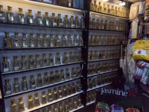 واجهة عطور للبيع مع الزيوت