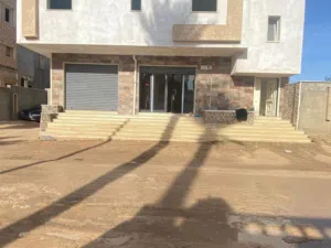 محل للايجار مساحة 150متر دورة مياه تيار كهربائي 380