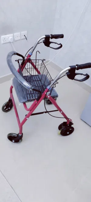 روليتور (Rollator)  مشاية عملية وحديثى تساعد على الحركة بسهولة لكبار السن