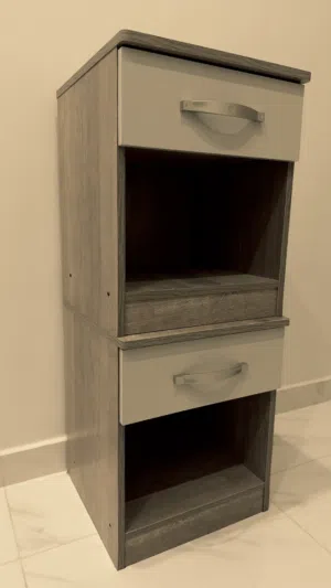 2 Nightstands for sale كوميدينتين للبيع