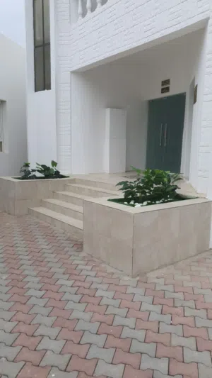 غرف مفروشه بجانب ذا فيلج والمطار يصلح لوظفات المطار وذا فبلج يشمل ماء وكهرباء ونت