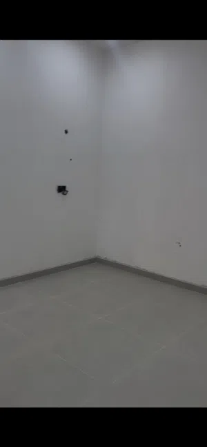 شقة مكتبية للإيجار حي الاندلس على شارع 20 متر رئيسي