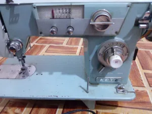 مكينه خياطه نوعيه زينه وقويه وتخيط وطرز كامله شغاله مابيها اي ضرر