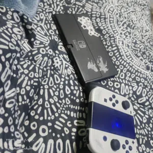 نتيندو سويتش للبيع سعرها الاصلي 1900معاها اشرطه قابل للتفاوض الحين ببيعها ب 1600