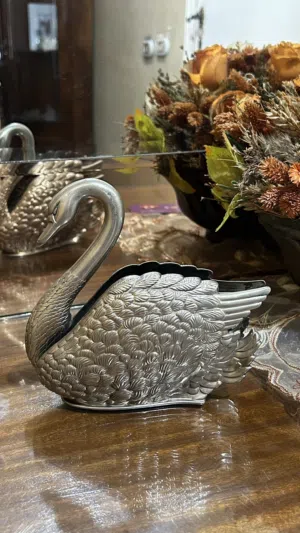 Silver-plated metal swan napkin holder, made in Italy, 1984, vintage, in luxurious silverplate.
