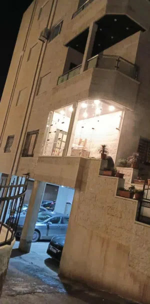 (حجيرللسيكوريت)  زجاج سيكوريت : الأمان والأناقة في آن واحد.   لحماية فائقة ومظهر عصري لمنزلك أو عملك