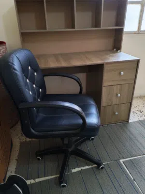 مكتب دراسي بحالة الوكالة معه كرسي جلد فخم