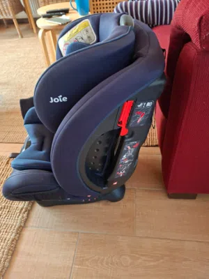 car seat مستعمل لمدة سنة بحابة ممتازة للبيع
