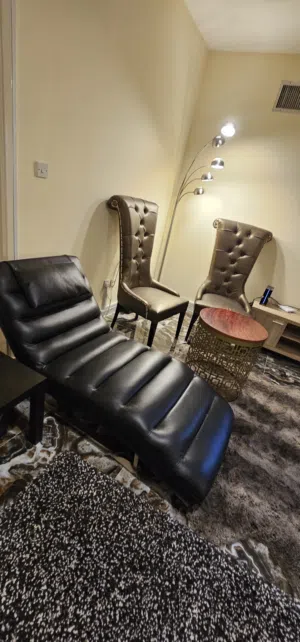 كراسي جلوس وكرسي استرخاء مع طاوله كوالتي ممتاز
