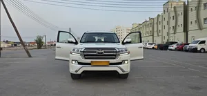 لاندكروزر VXR 5.7 أعلى مواصفات بدون حوادث ولاصبغ رادار خمس كاميرات جديدة تكيف مقاعد ثلاث شاشات