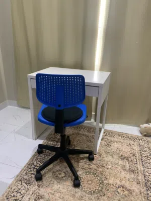 كرسي و مكتب للدراسة او العمل اليومي