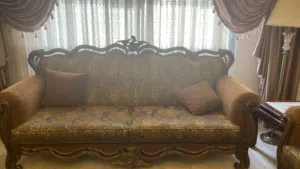 طقم كنب غرفة ضيوف وطاوله وسط وطربيزاتها