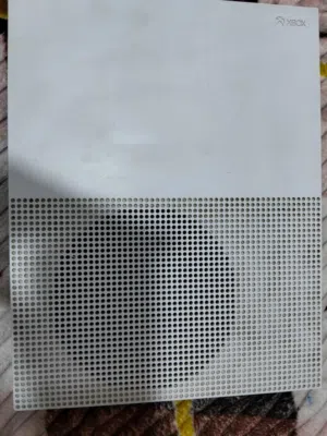 Xbox one s المساحه 500 وا الجهاز نضيف وا ما مفتوح او داخل صيانه لوك ستيكر بيع او مراوس اقره الوصف