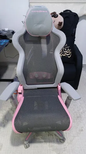 كرسي اصلي ماركة DXRACER جداا نظيف