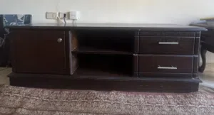 طالة تلفزيون بحالة جيدة عرضها 148cm, ارتفاع 50 cm