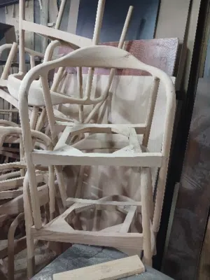 كرسي مقعد منجد حسب الطلب خشب زان لف على البخار مناسب للكفيهات والمطاعم والمقاهي