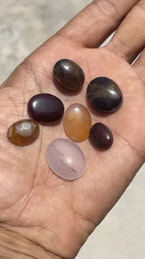للبيع احجار عقيق يماني وحجر واحد هندي معالج