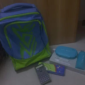 شنطة مدرسة استعمال خفيف مع ملحقات، مقلمة، lunch box حافظة أكل ودبة، حاسبة