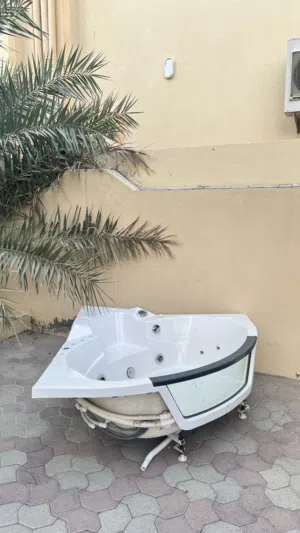 جاكوزي اموره طيبة فيه كسر بسيط سهل تصليحه ، الوصف مهم