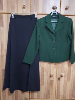 اطقم جاكيت وتنورة صناعة تركية فاخرة جوخ ومخمل مقاس X لارج جديد غير مستعمل طقم اسود وطقم زيتي اخضر