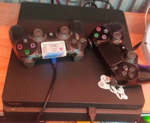 جهاز ps4 slim 1000g الجهاز استخدام شخصي وكالة سعر الجهاز مع حساب امريكي وحساب ايماراتي