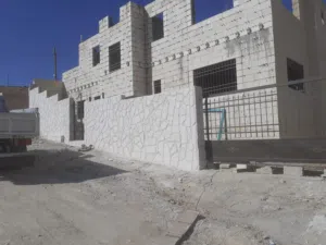بيت عظم للبيع طابو مشترك تنازل دائره الأراضي  واجهتين حجر على شارعين طابق اول مقطع مقسور طابق الثان