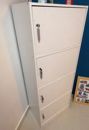 خزانة تخزين 4 أقسام مع أقفال بحالة ممتازة 4 Compartment Storage Cabinet with locks good condition