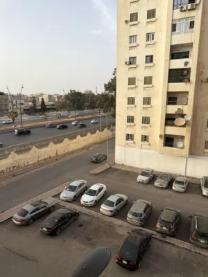 شقه للبيع بالقرب من حامع حمزه