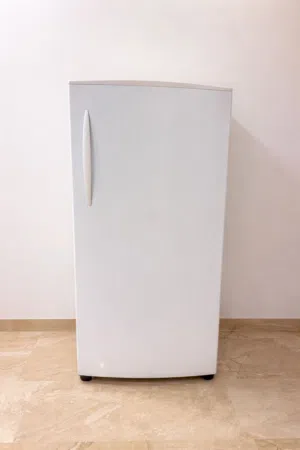 فريزر مستعمل بحالة ممتازة