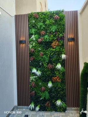 السجاد الاخضر الثيل الصناعي وديكورات بديل الخشب والإضاءة