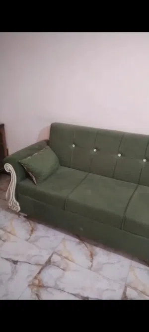 تخم قنفات مستعمل لونه زيتوني مخضر قماش. قديفه