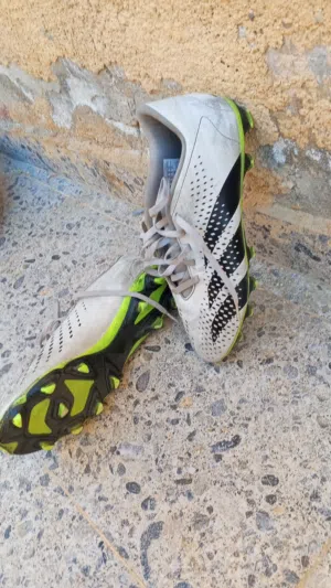 بوت اديداس أصابع