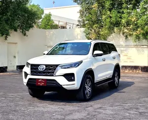 TOYOTA FORTUNER 4X4 FULL OPTION AGECNY SERVICE SINGLE OWNER