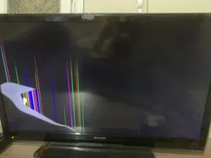 شاشه للبيع عيب واحد موضح في الصور سعر ساوم