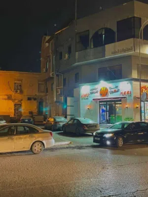 مبنى تجاري ثلاث طوابق مقابل جزيرة الجرات قبل ميدان الشهداء