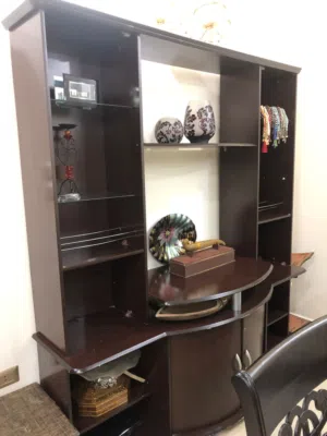 بوفيه خشب لاتيه مستعمل ولكن بحالة ممتازة جدا للبيع