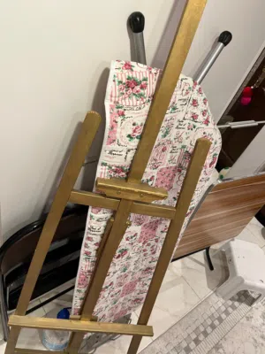 ستاند رسم وعرض لوحات خشبي ذهبي