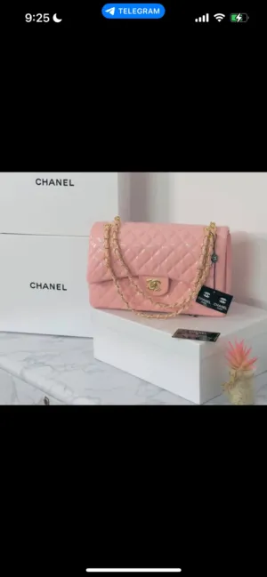 شنط شانيل حجم وسط كوبي ون بنفس شكل الأصلي وبخامة عملية جدًا وأنيق متوفر بلون احمر و اسود زهري