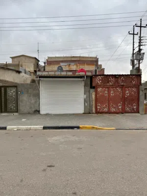 بيت في القبله حي الجامعه بيت قاطين درج داخلي وخارجي 5غرف حمامات4 محل خارجي منطقه حلوه وهادئه السعر