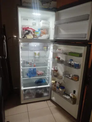 للبيع ثلاجه كبيره