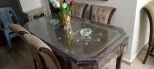 طاولة سفرة مع 6مقاعد شبه جديد للبيع