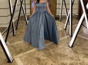 فساتين ايجار او بيع