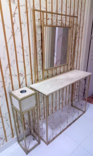 طاولة رخام مع حديد ذهبي ومبخر