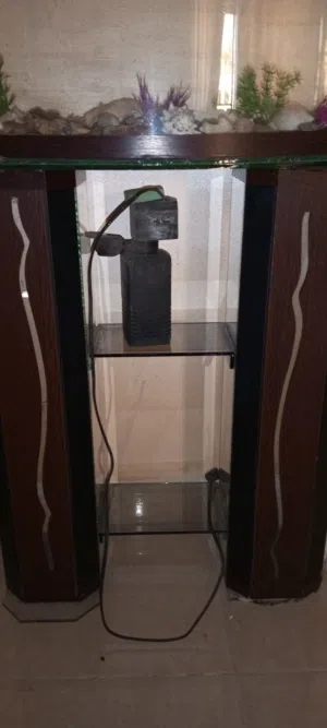 حوض اسماك بحجم جدا مناسب الطول متر تقريبا والعرض 60 تقريبا وسعر معقول
