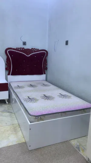 سرير مع مندر
