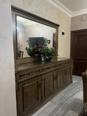 غرفه سفره كامله مع 8 كراسي ودرسوار