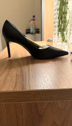 كعب من تشاليزر اند كيث جديد امس وصلني وعندي الفاتوره طلبته من سنغافوره المقاس جا صغير عليه